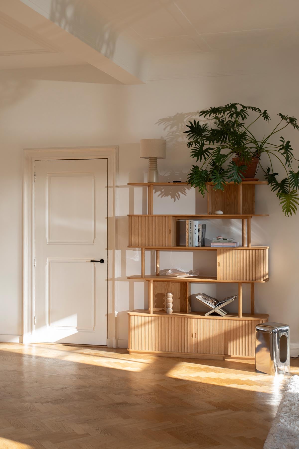 Bücherregal Barbier in Natur präsentiert im Onlineshop von KAQTU Design AG. Cabinet ist von Zuiver