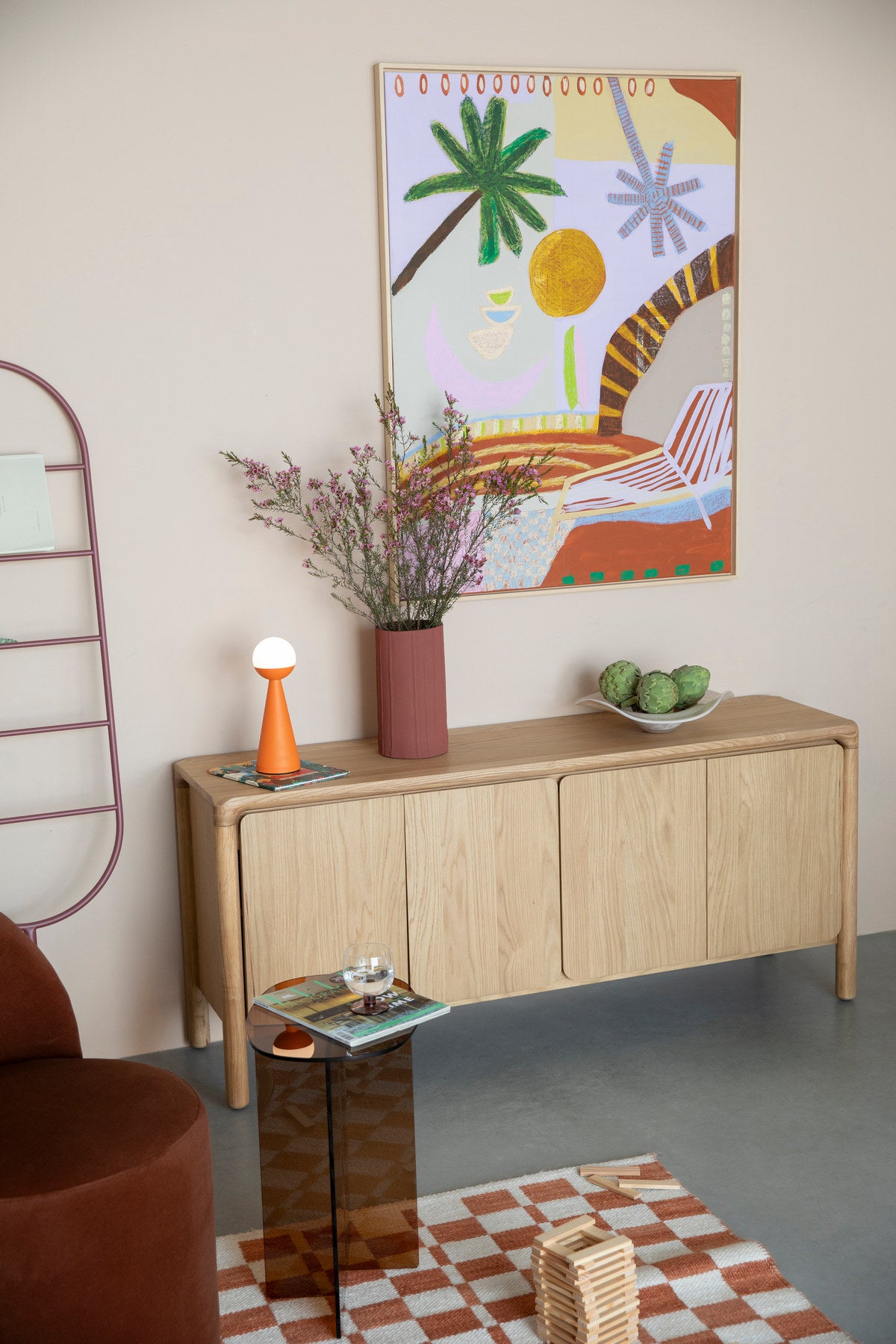 Sideboard Storm in Natur aus furniertem Eschenholz mit abgeschrägten Ecken auf runden Füssen