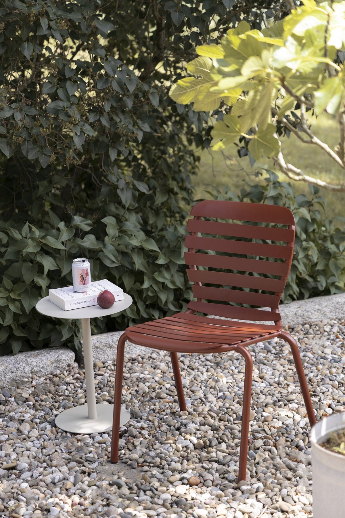 Roter Gartenstuhl Vondel von Zuiver aus pulverbeschichtetem Aluminium, stapelbar, mit schlichtem Gestell und Sitzfläche in Rot.