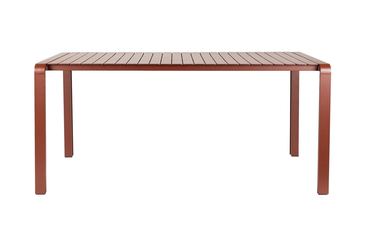 Roter Gartentisch Vondel von Zuiver aus pulverbeschichtetem Aluminium mit rechteckiger Tischplatte und schlanken Beinen im Freien.