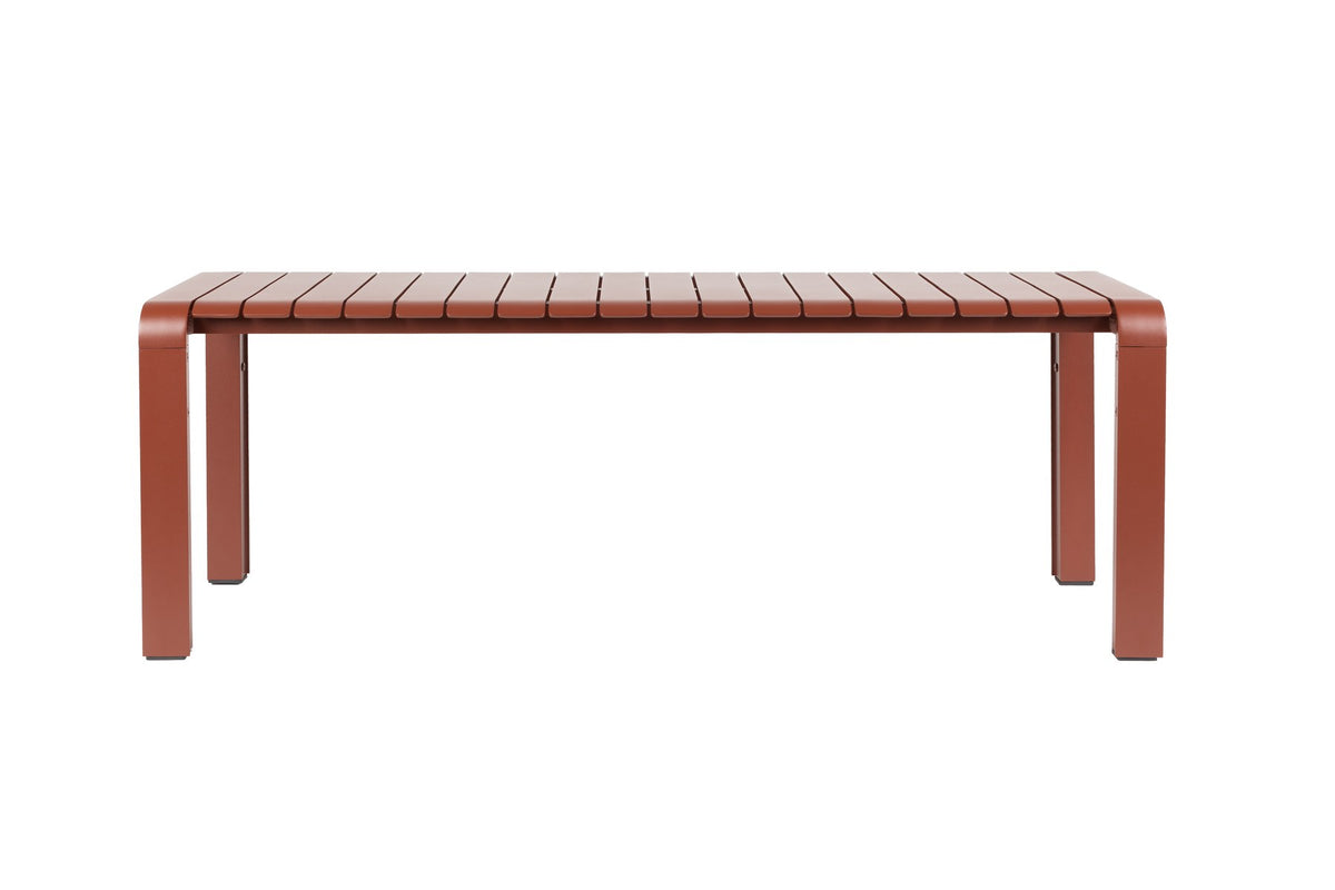 Rote Gartenbank Vondel von Zuiver mit pulverbeschichteter Aluminium-Sitzfläche, Breite 129,5 cm, Sitzhöhe 45 cm, für den Aussenbereich.