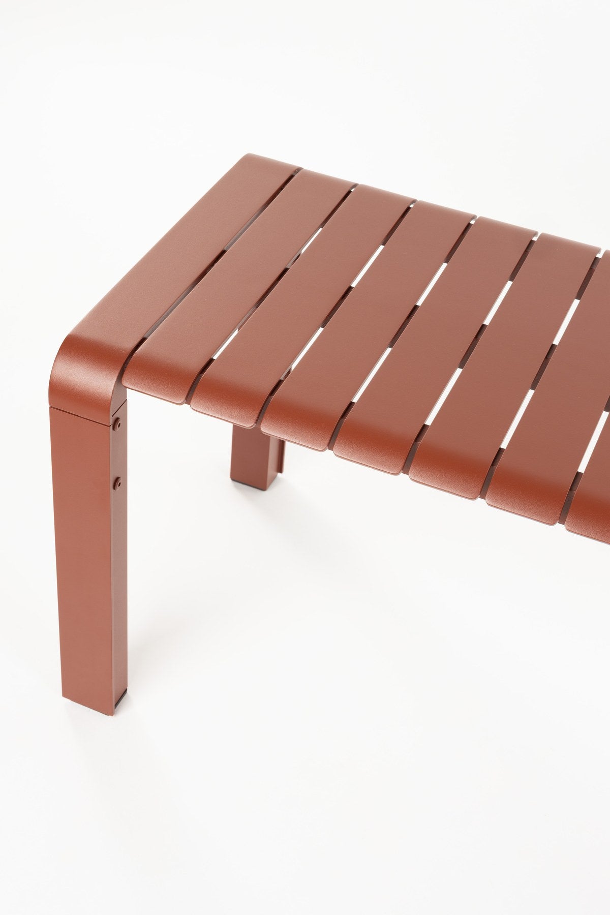 Rote Gartenbank Vondel von Zuiver mit pulverbeschichteter Aluminium-Sitzfläche, Breite 129,5 cm, Sitzhöhe 45 cm, für den Aussenbereich.