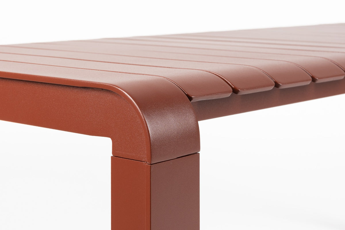 Rote Gartenbank Vondel von Zuiver mit pulverbeschichteter Aluminium-Sitzfläche, Breite 129,5 cm, Sitzhöhe 45 cm, für den Aussenbereich.