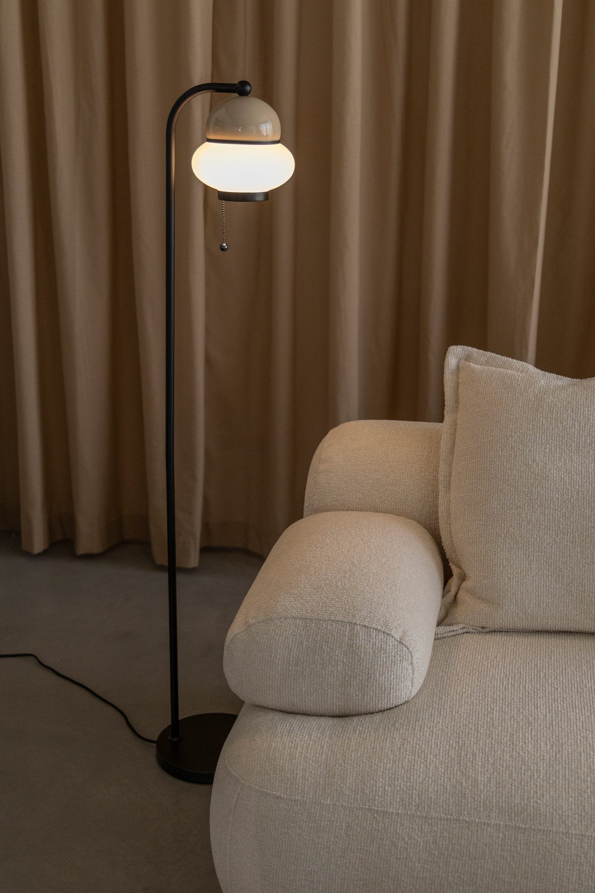Stehlampe Bumble in beige präsentiert im Onlineshop von KAQTU Design AG. Stehleuchte ist von Zuiver