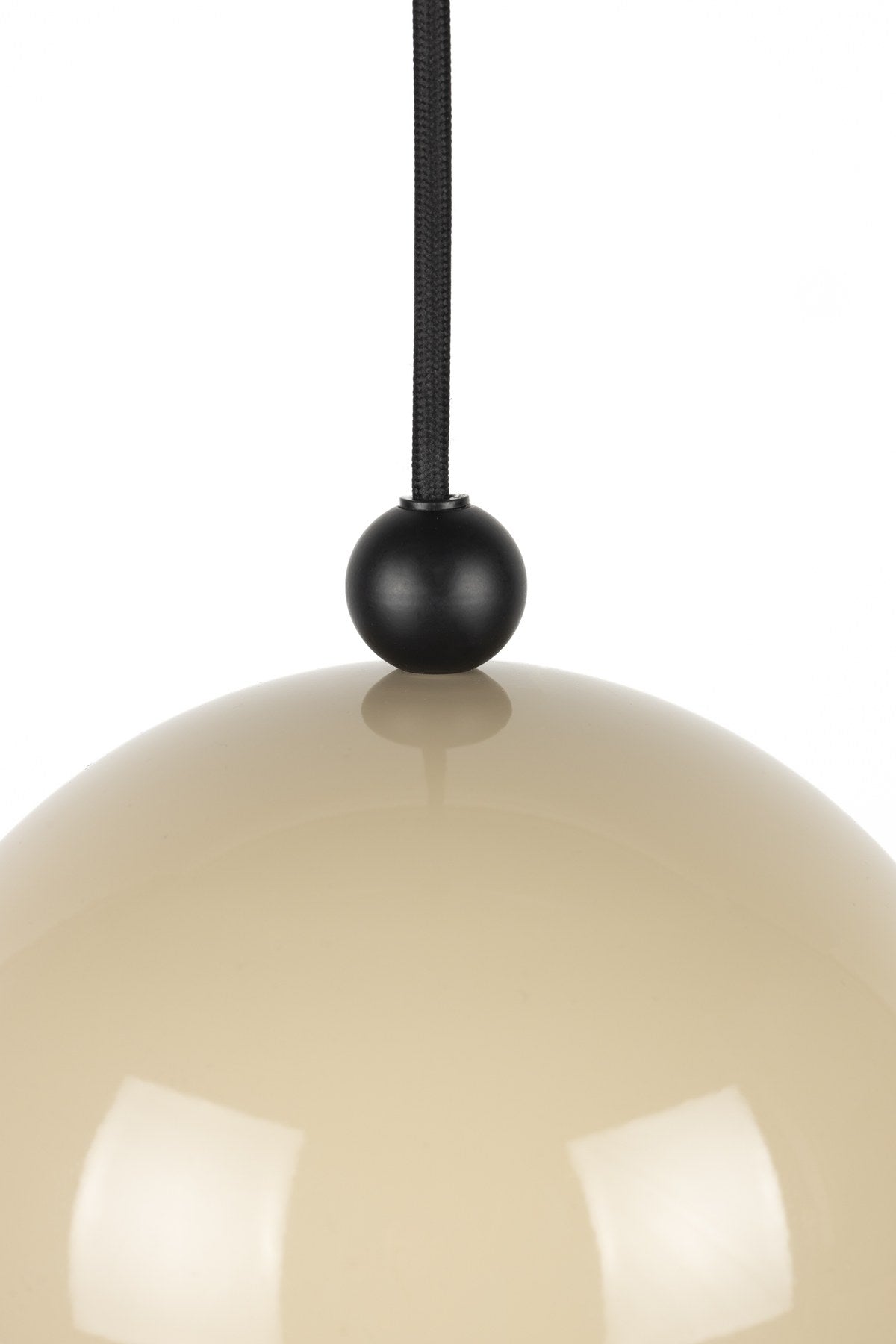 Pendelleuchte Bumble von Zuiver in Beige, Lampenschirm aus Milchglas mit rundem Design und schwarzem Textilkabel.