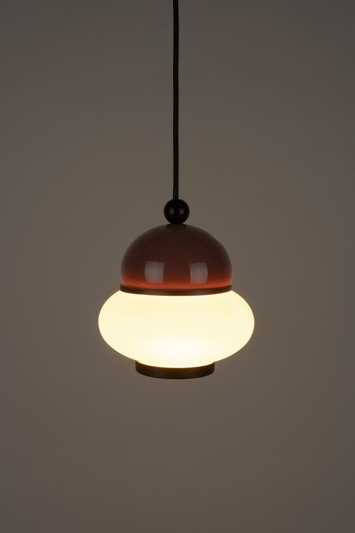 Pendelleuchte Bumble von Zuiver in Beige, Lampenschirm aus Milchglas mit rundem Design und schwarzem Textilkabel.