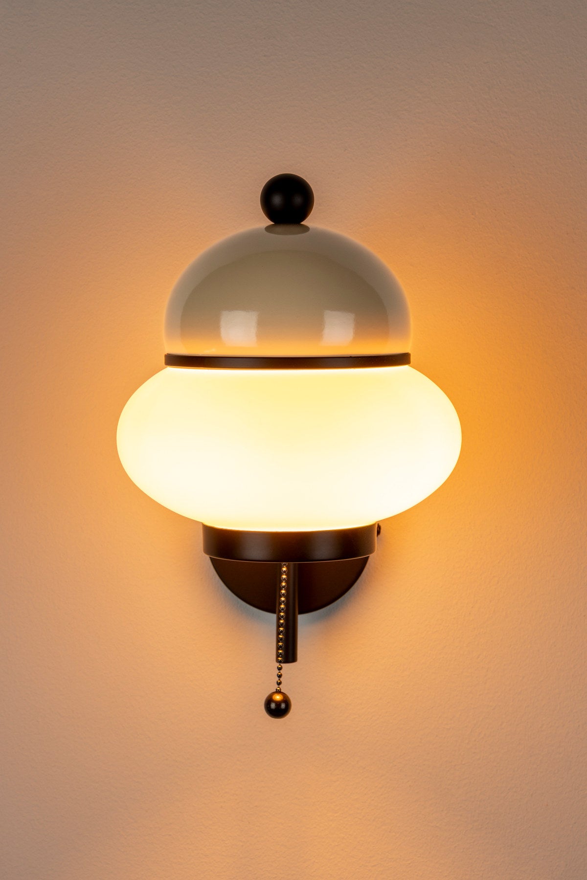 Wandleuchte Bumble in beige präsentiert im Onlineshop von KAQTU Design AG. Wandleuchte ist von Zuiver