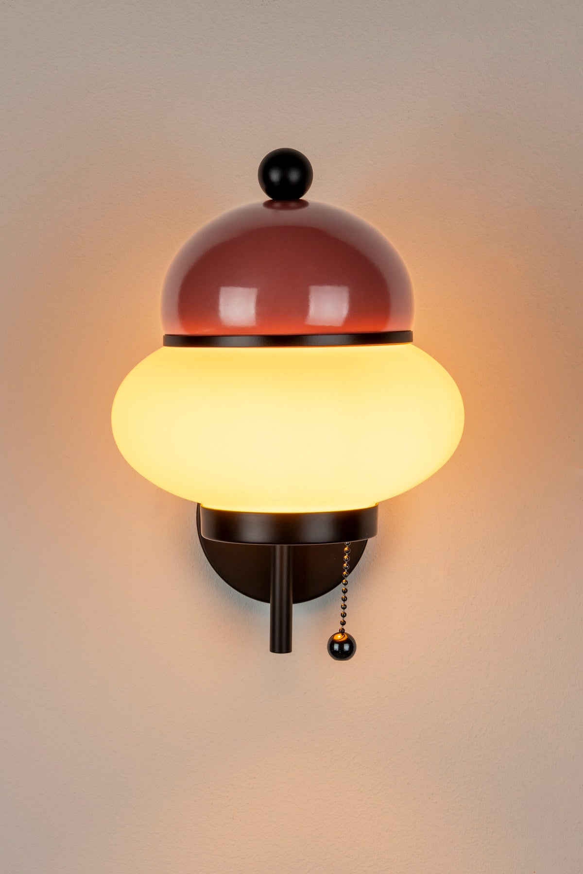 Wandleuchte Bumble in Rot präsentiert im Onlineshop von KAQTU Design AG. Wandleuchte ist von Zuiver
