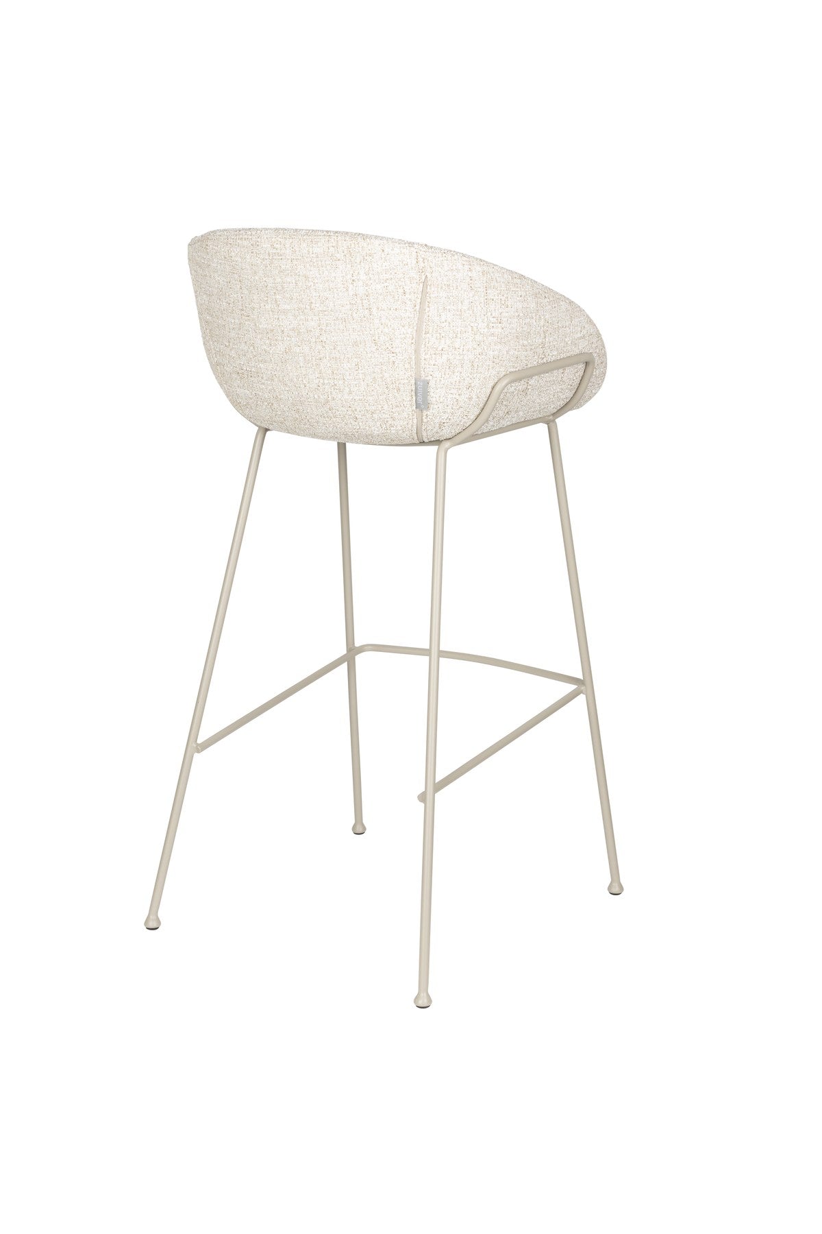 Barhocker Feston von Zuiver in Beige, gepolsterte Sitzfläche aus Eukalyptusholz mit Stahlrahmen an den Seiten, Rückenlehne aus Polyester.