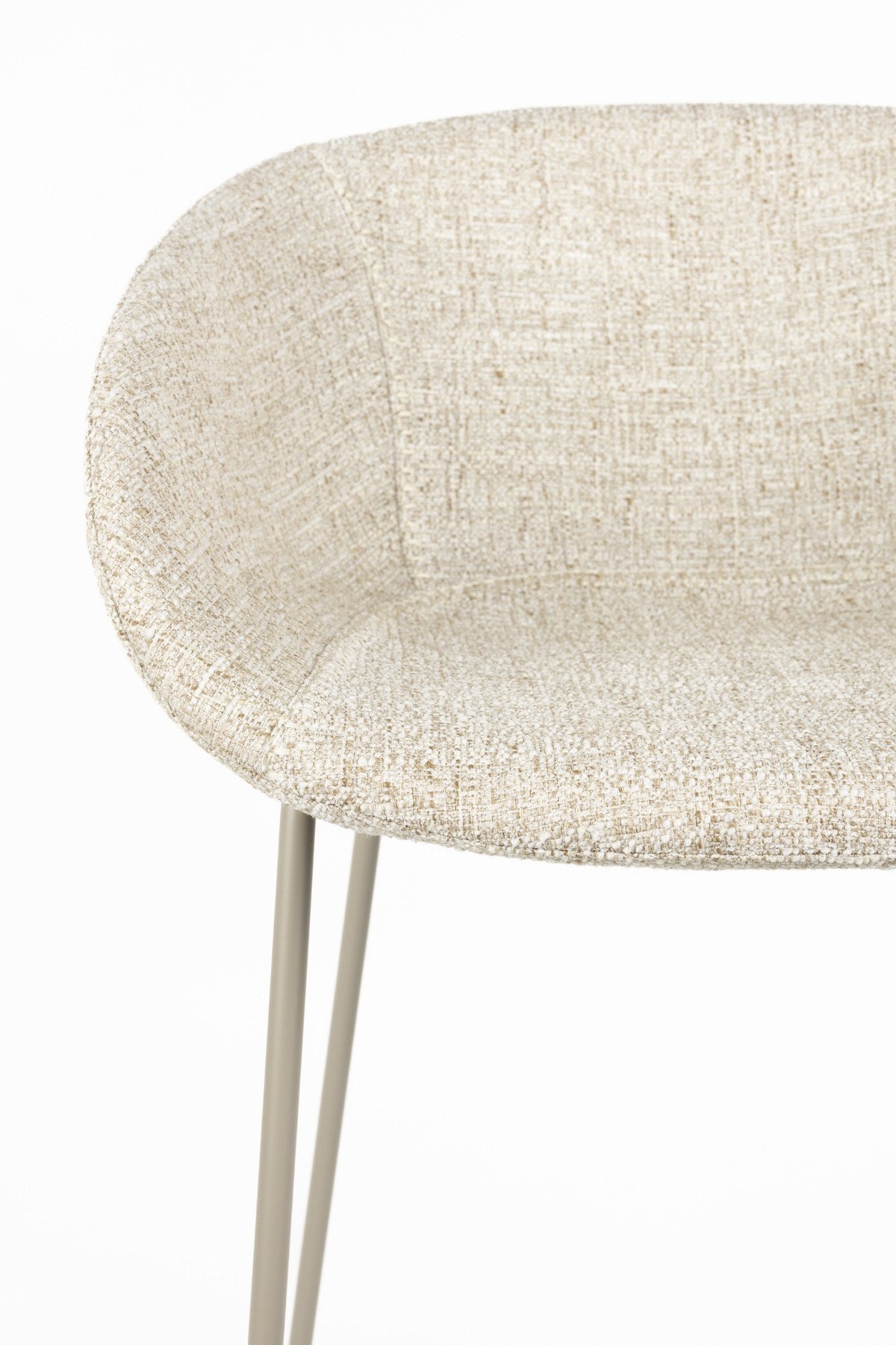 Barhocker Feston von Zuiver in Beige, gepolsterte Sitzfläche aus Eukalyptusholz mit Stahlrahmen an den Seiten, Rückenlehne aus Polyester.