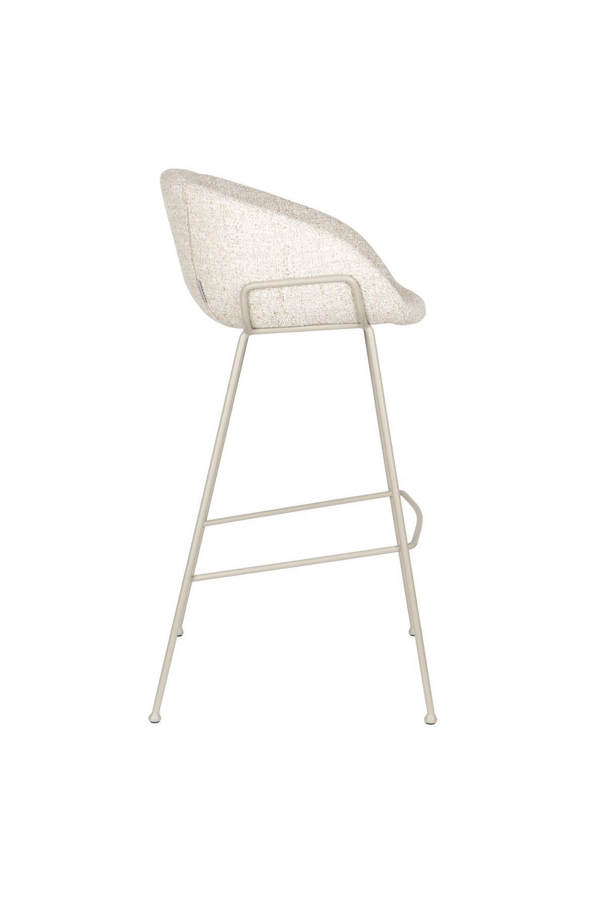Barhocker Feston von Zuiver in Beige, gepolsterte Sitzfläche aus Eukalyptusholz mit Stahlrahmen an den Seiten, Rückenlehne aus Polyester.