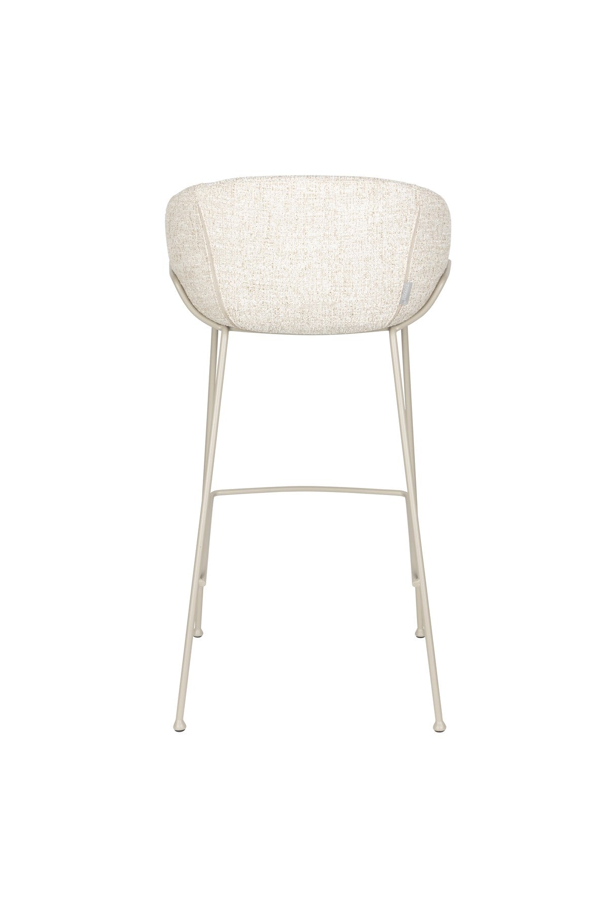 Barhocker Feston von Zuiver in Beige, gepolsterte Sitzfläche aus Eukalyptusholz mit Stahlrahmen an den Seiten, Rückenlehne aus Polyester.