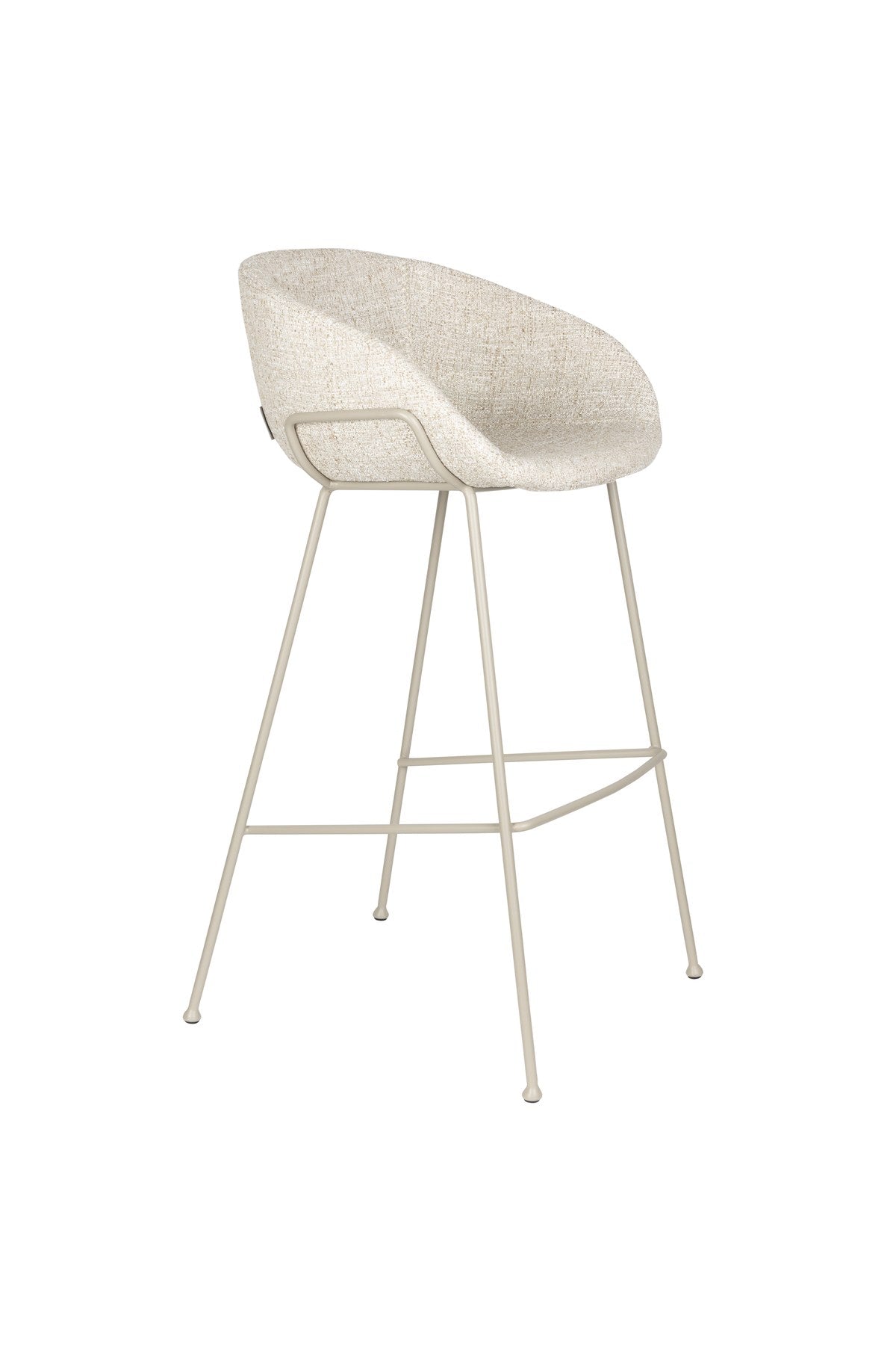 Barhocker Feston von Zuiver in Beige, gepolsterte Sitzfläche aus Eukalyptusholz mit Stahlrahmen an den Seiten, Rückenlehne aus Polyester.