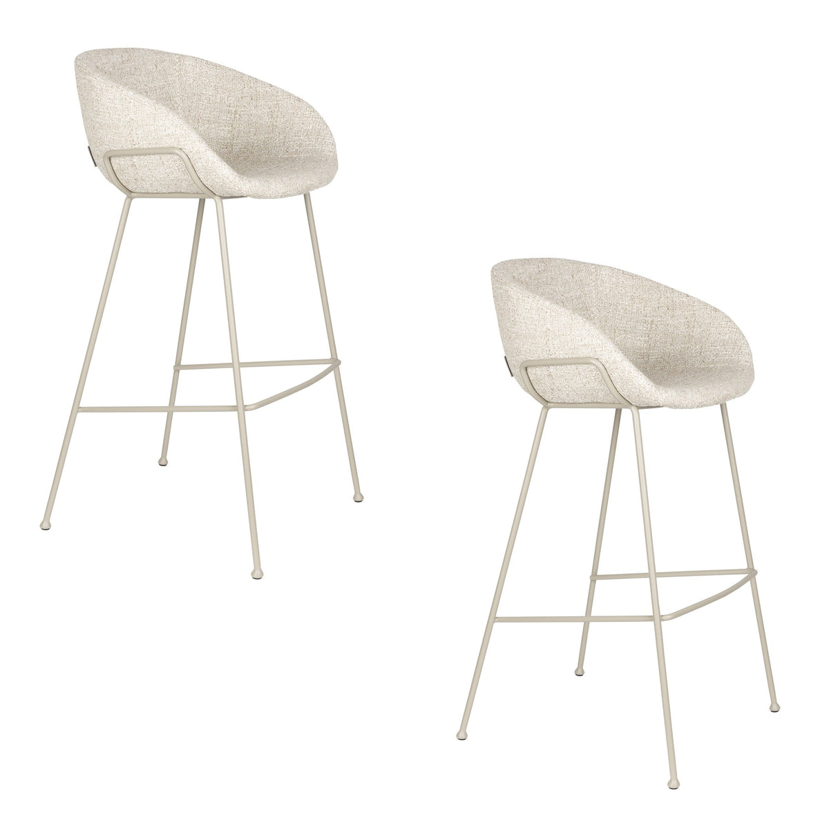 Barhocker Feston von Zuiver in Beige, gepolsterte Sitzfläche aus Eukalyptusholz mit Stahlrahmen an den Seiten, Rückenlehne aus Polyester.