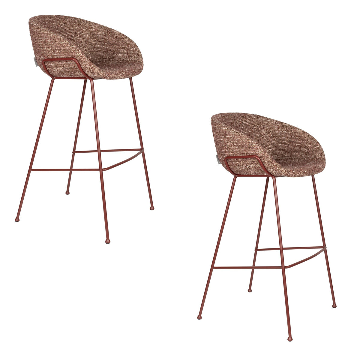 Barhocker Feston von Zuiver in Beige, gepolsterte Sitzfläche aus Eukalyptusholz mit Stahlrahmen an den Seiten, Rückenlehne aus Polyester.