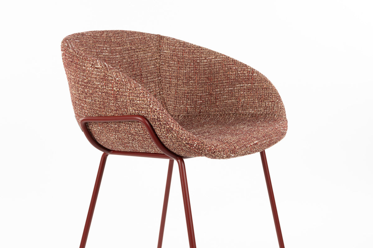 Barhocker Feston von Zuiver in Beige, gepolsterte Sitzfläche aus Eukalyptusholz mit Stahlrahmen an den Seiten, Rückenlehne aus Polyester.