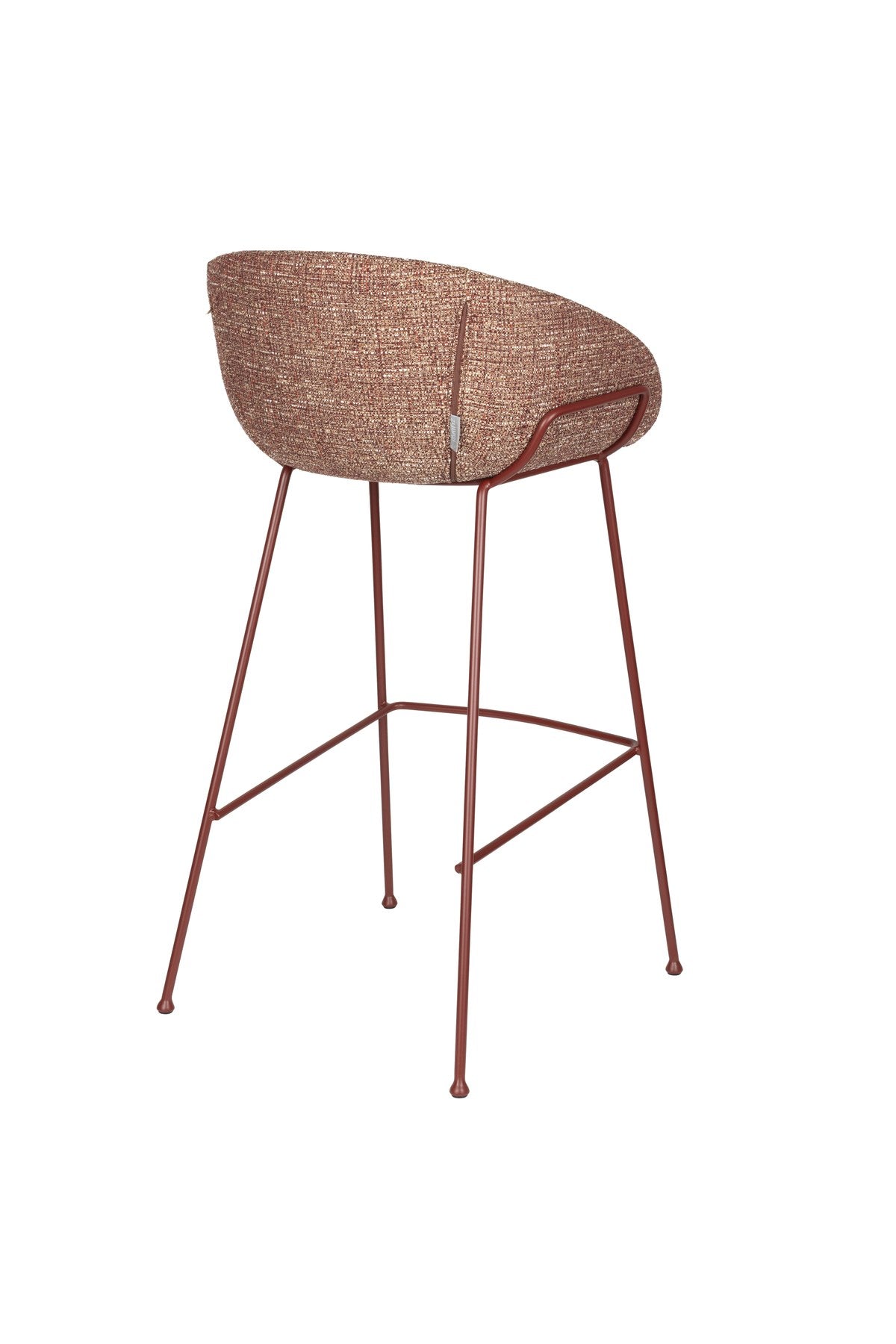 Barhocker Feston von Zuiver in Beige, gepolsterte Sitzfläche aus Eukalyptusholz mit Stahlrahmen an den Seiten, Rückenlehne aus Polyester.