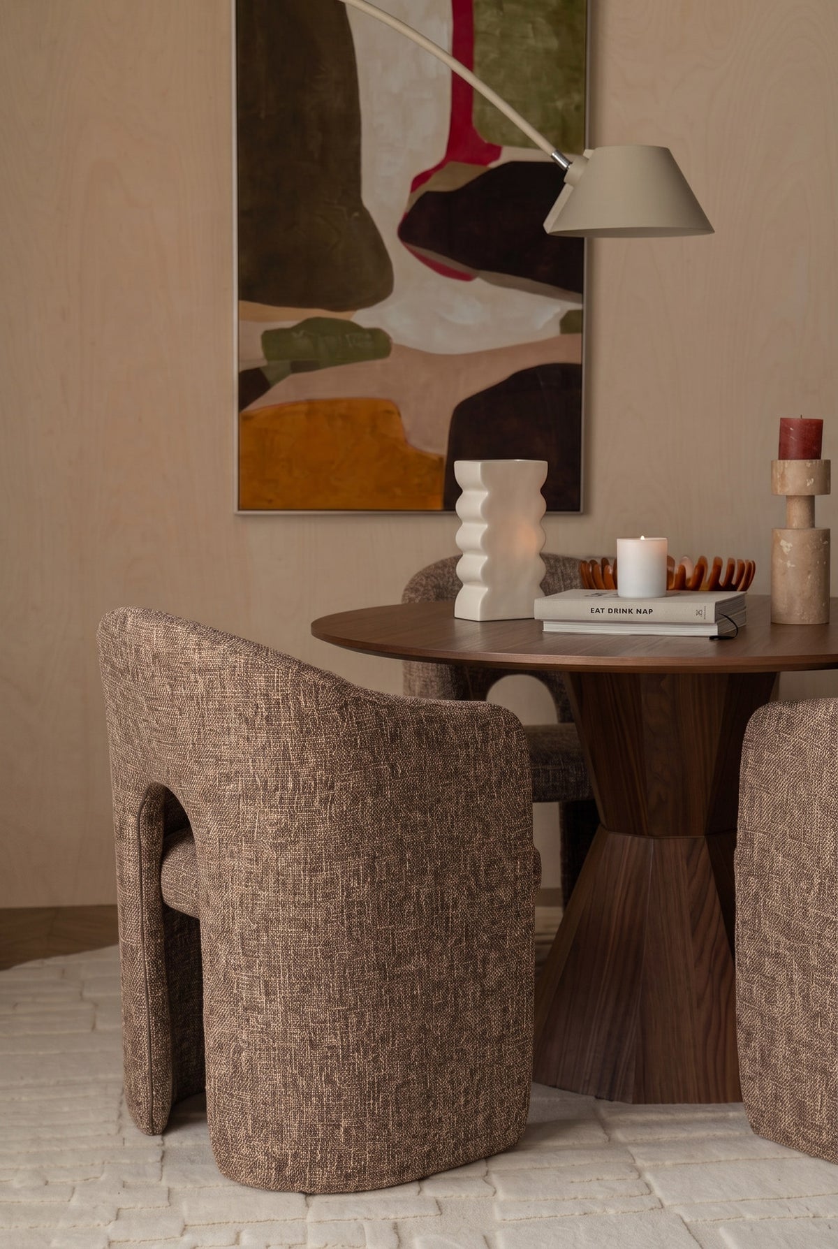 Beiger gepolsterter Stuhl Chair Contour von Zuiver mit Sitzfläche und Rückenlehne aus Polyester, Gestell ebenfalls in Beige gehalten.