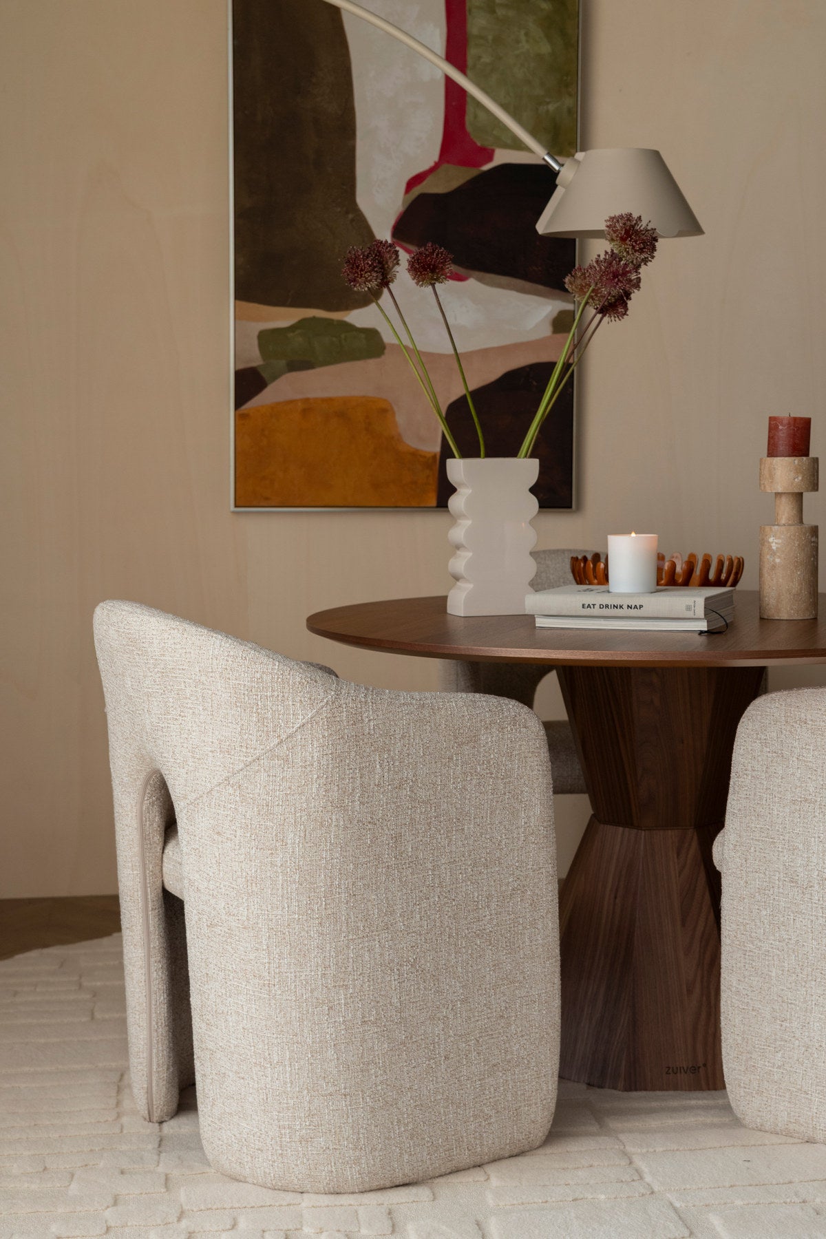 Gepolsterter Stuhl Chair Contour in Hellbraun mit Sitzfläche und Rückenlehne aus Polyester und Schaumstoffpolsterung, vier Beinen.