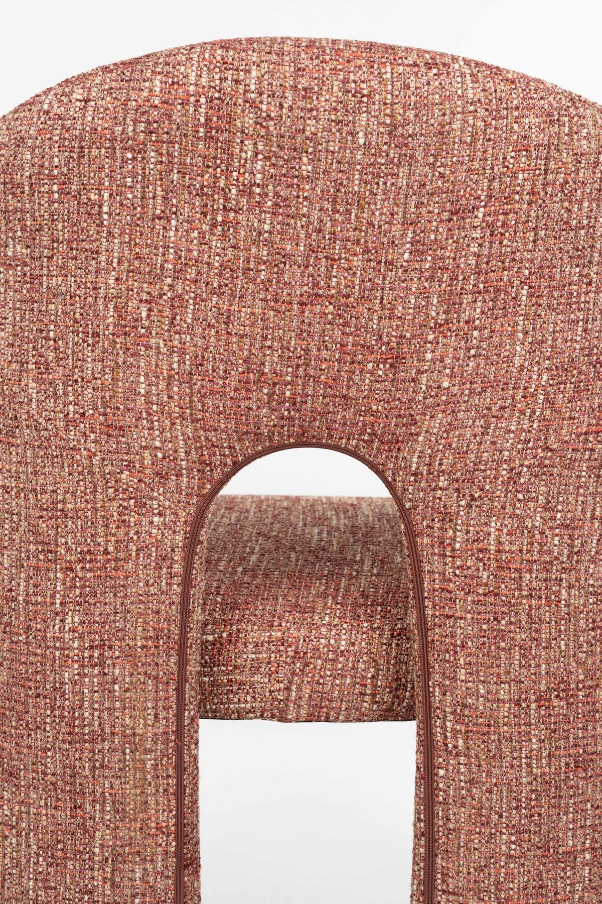 Roter Polsterstuhl Chair Contour von Zuiver mit Sitzfläche und Rückenlehne aus Polyester, Schaumstoffpolsterung und rotem Gestell.