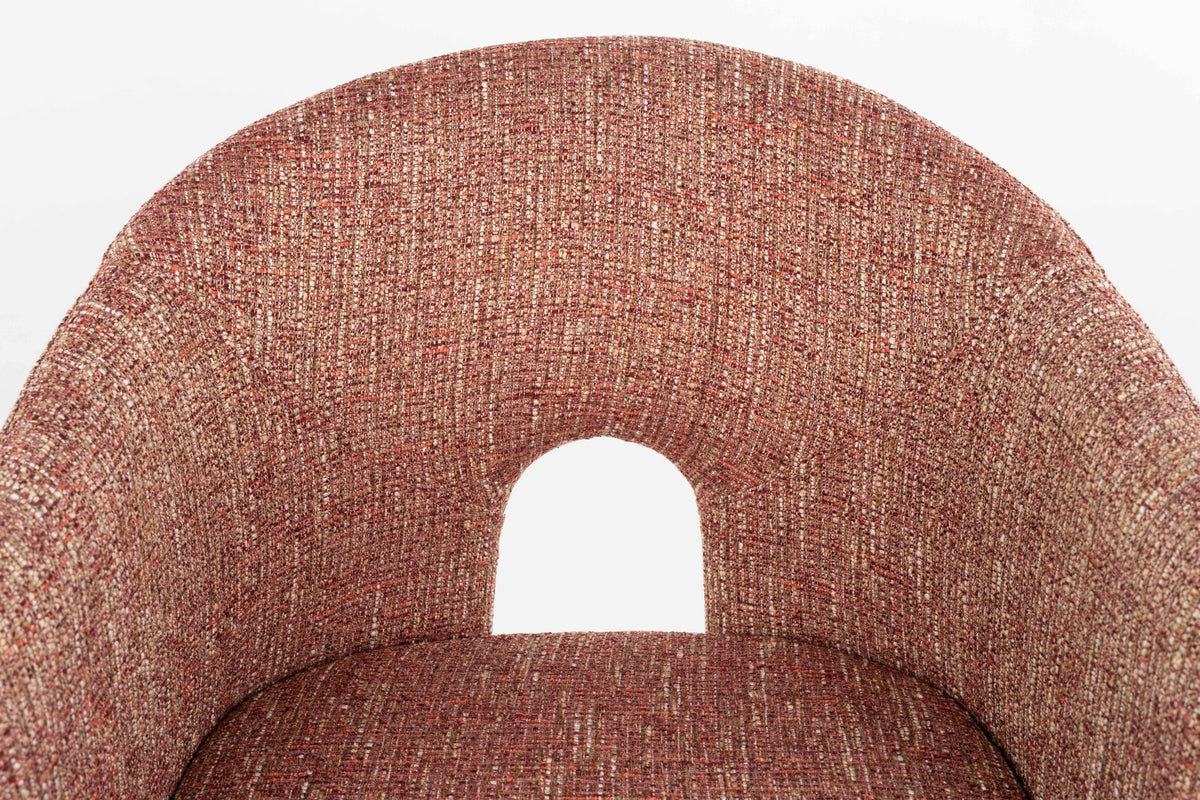 Roter Polsterstuhl Chair Contour von Zuiver mit Sitzfläche und Rückenlehne aus Polyester, Schaumstoffpolsterung und rotem Gestell.