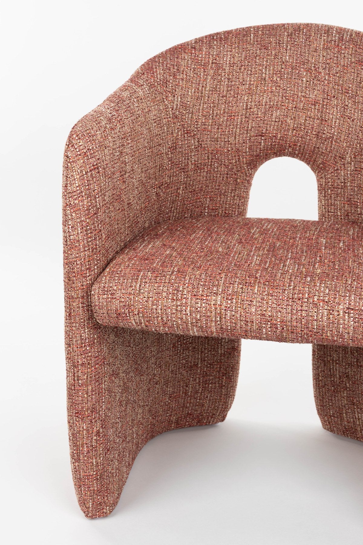 Roter Polsterstuhl Chair Contour von Zuiver mit Sitzfläche und Rückenlehne aus Polyester, Schaumstoffpolsterung und rotem Gestell.