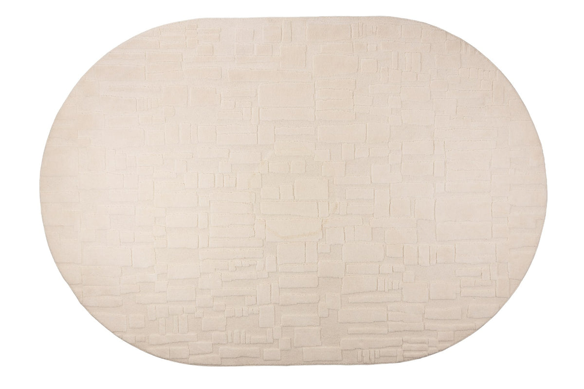 Ovaler Teppich Carpet Bricks von Zuiver in Grau und Beige mit grafischem Blockmuster aus Wolle und Jute im Wohnbereich.
