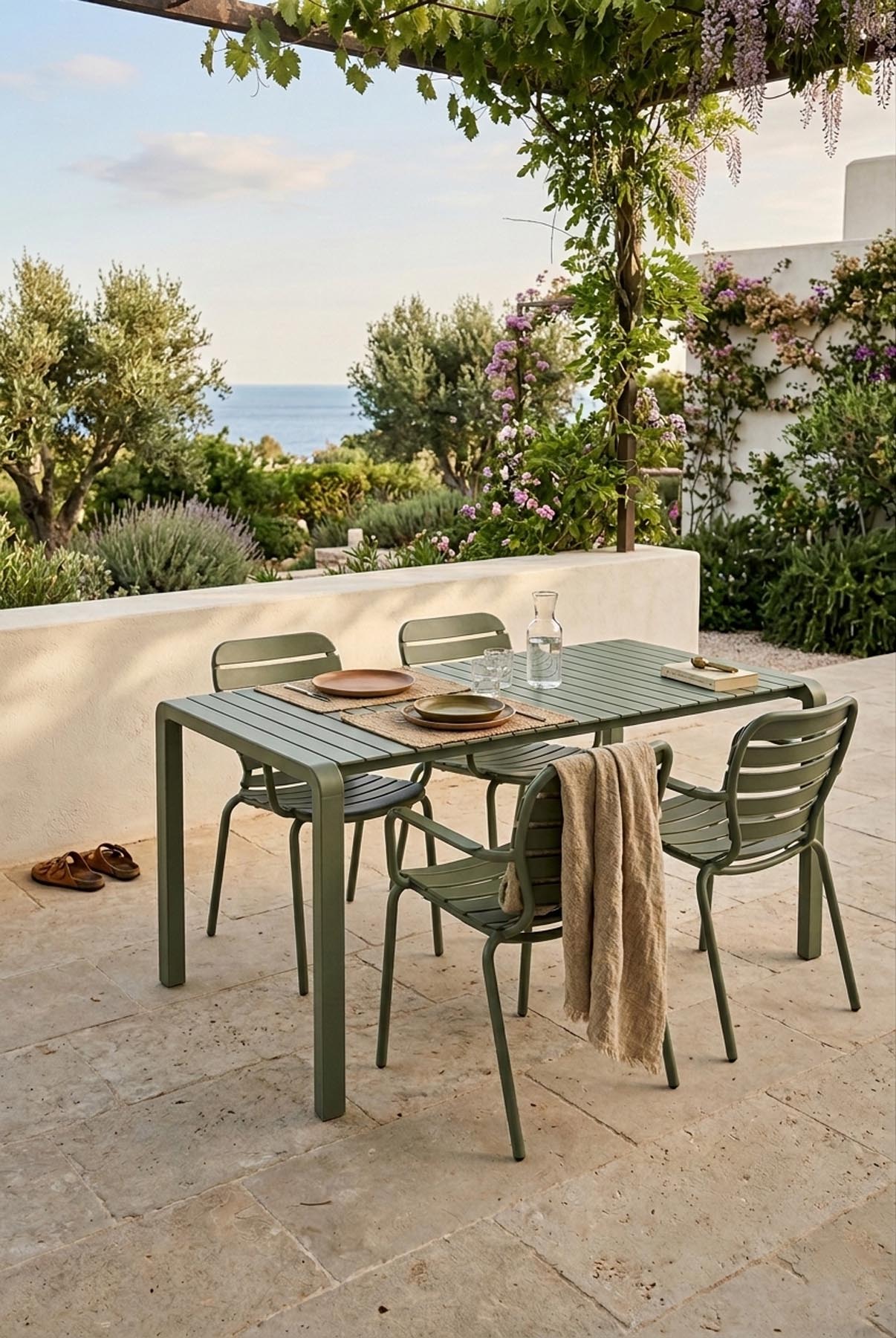 Gartentisch Vondel 168.5 + 4 Armlehnstühle Vondel Grün in Grün präsentiert im Onlineshop von KAQTU Design AG. Gartentischset ist von Zuiver