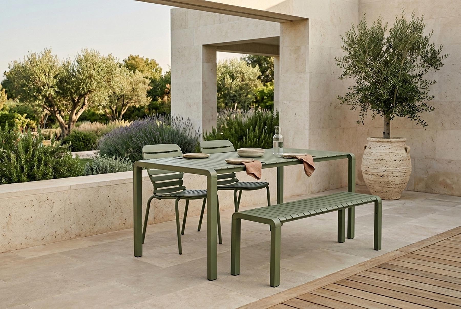 Gartentisch Vondel 168.5 + 2 Stühle + Bank Vondel Grün in Grün präsentiert im Onlineshop von KAQTU Design AG. Gartentischset ist von Zuiver
