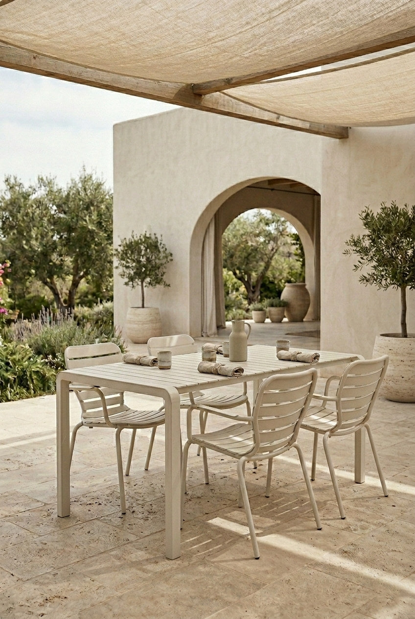 Gartentisch Vondel 168.5 + 4 Armlehnstühle Vondel weiss in Weiss präsentiert im Onlineshop von KAQTU Design AG. Gartentischset ist von Zuiver