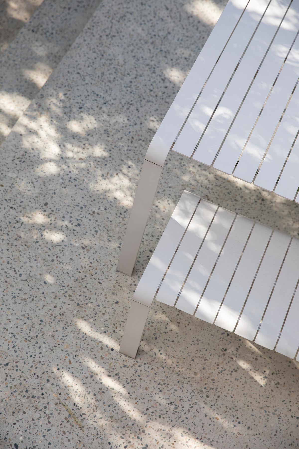Gartentisch Vondel 168.5 + 2 Stühle + Bank Vondel weiss in Weiss präsentiert im Onlineshop von KAQTU Design AG. Gartentischset ist von Zuiver