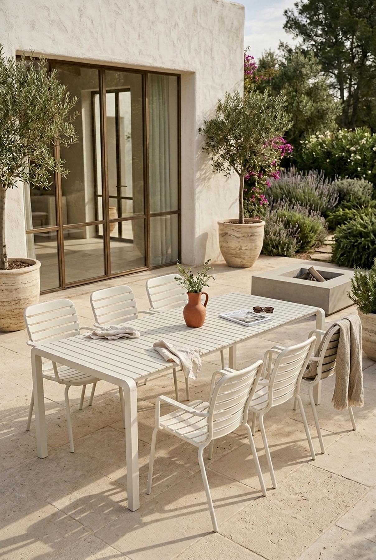 Gartentisch Vondel 214 + 6 Armlehnstühle Vondel weiss in Weiss präsentiert im Onlineshop von KAQTU Design AG. Gartentischset ist von Zuiver