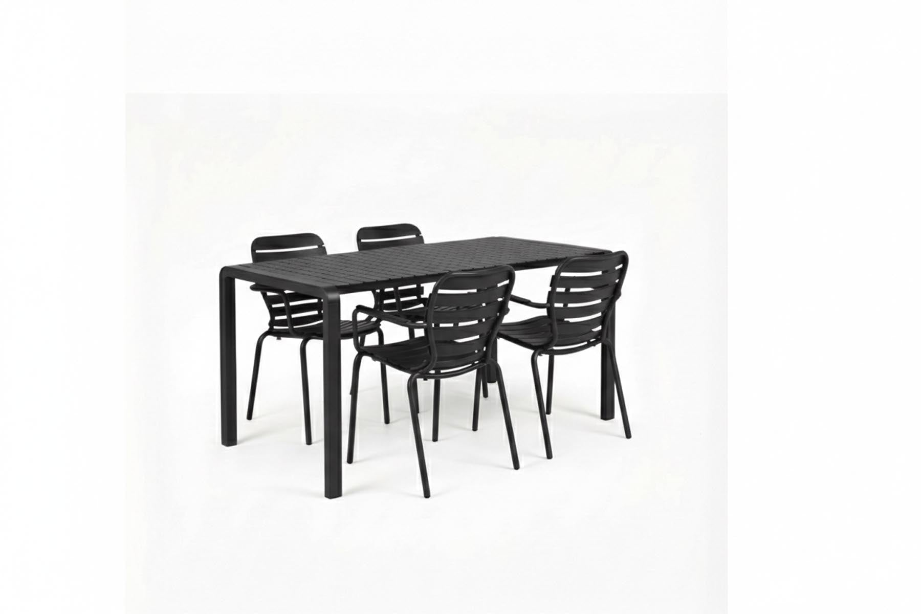 Gartentisch Vondel 168.5 + 4 Armlehnstühle Vondel Schwarz in Schwarz präsentiert im Onlineshop von KAQTU Design AG. Gartentischset ist von Zuiver