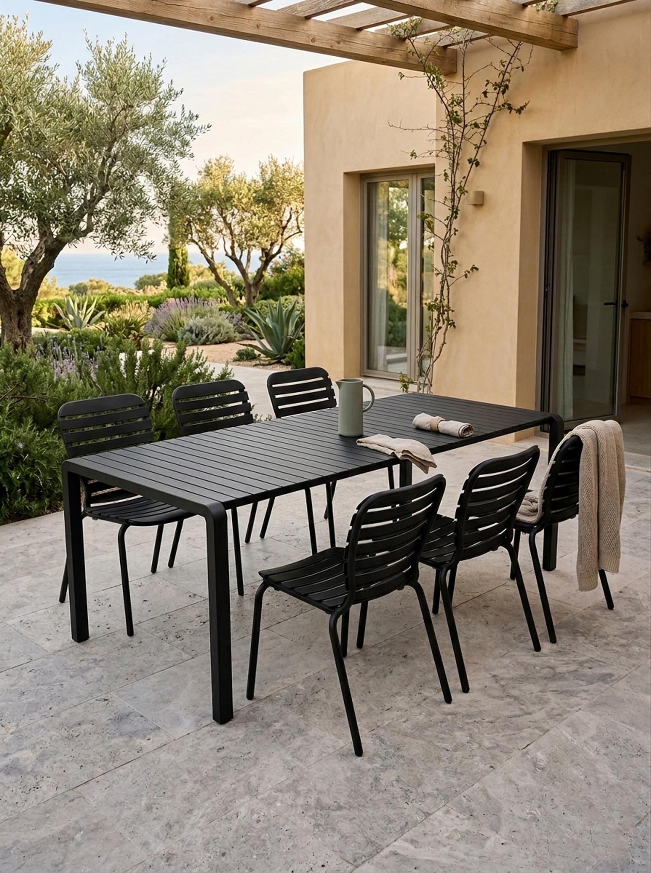 Gartentisch Vondel 214 + 6 Stühle Vondel Schwarz in Schwarz präsentiert im Onlineshop von KAQTU Design AG. Gartentischset ist von Zuiver