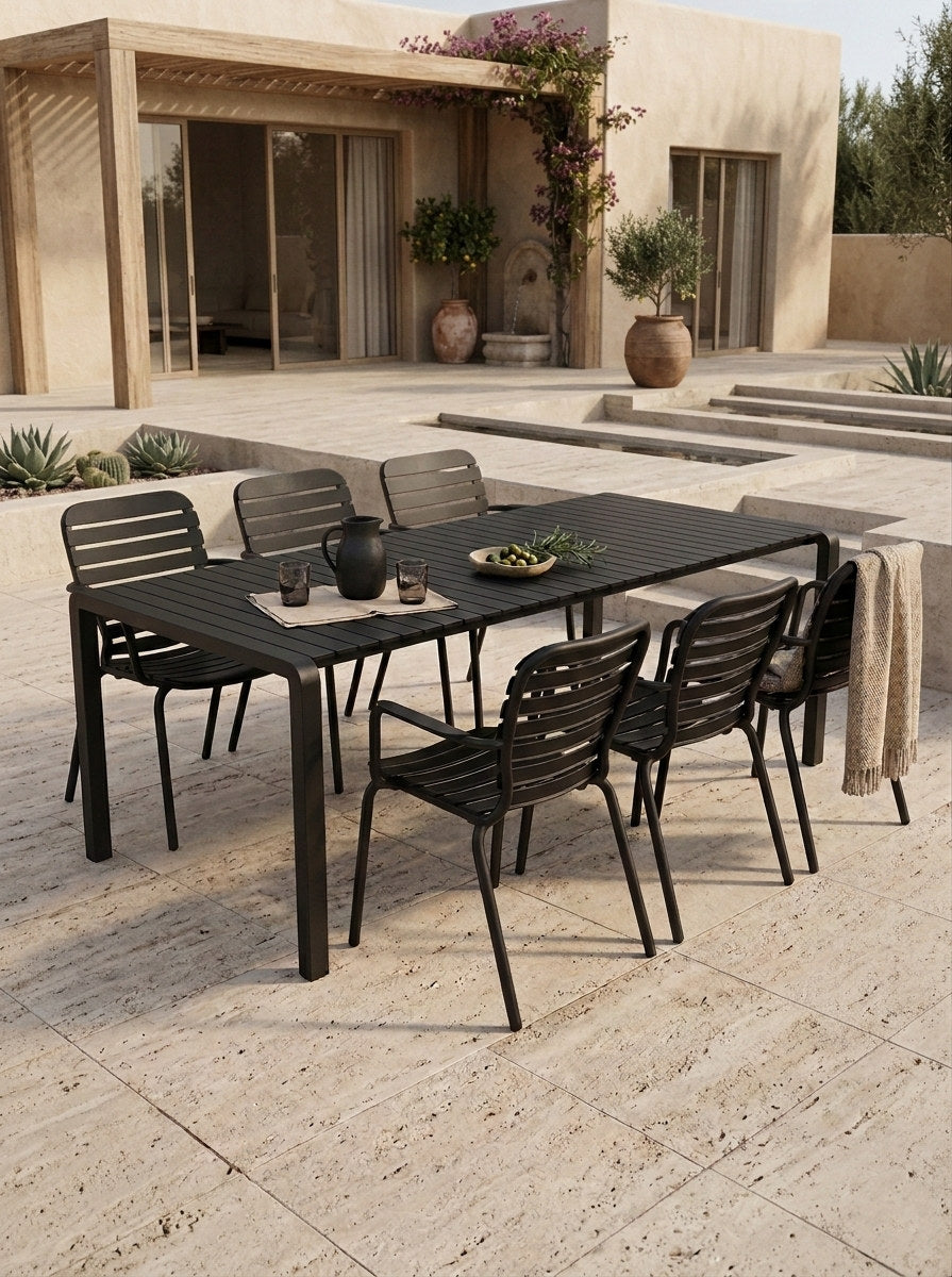 Schwarzes Gartentischset Vondel aus Aluminium: länglicher Tisch mit sechs Armlehnstühlen