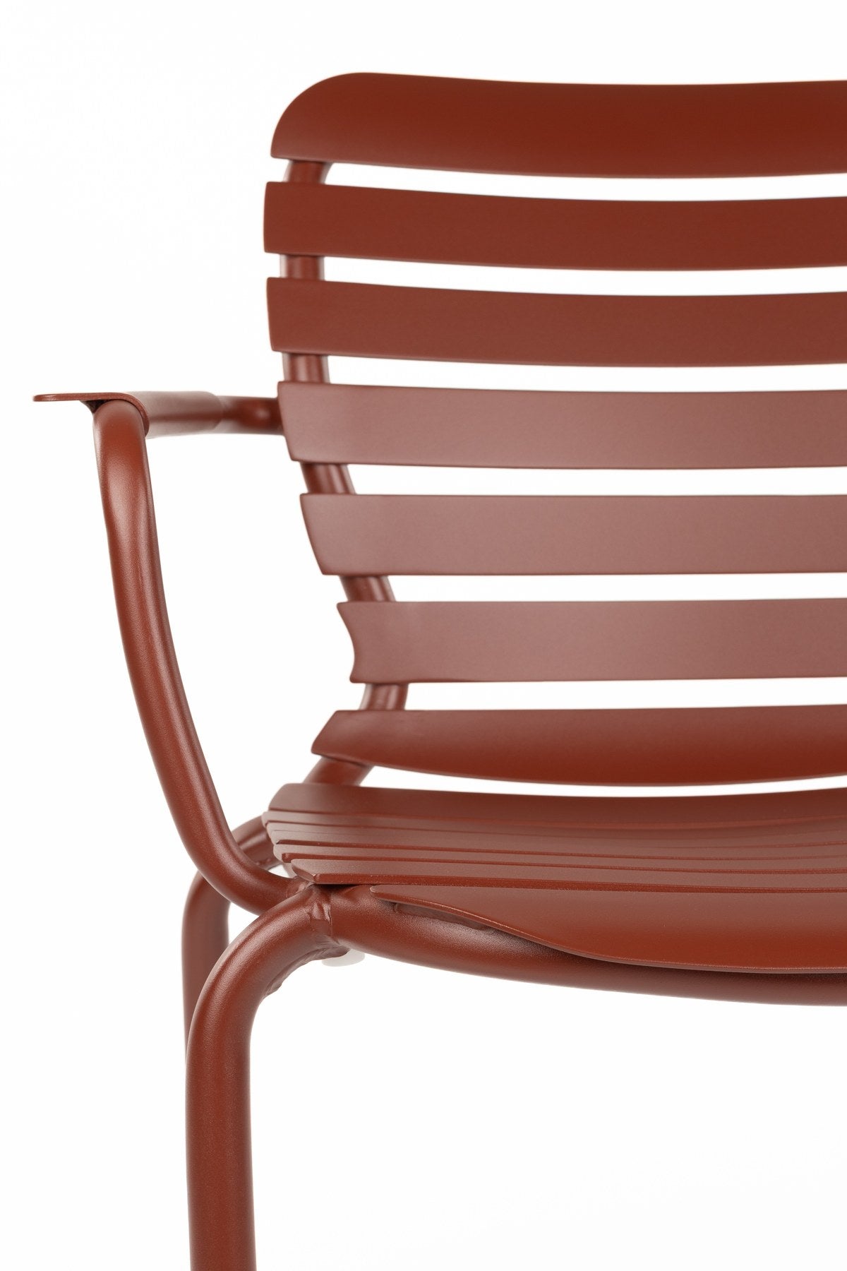 Roter Gartentisch aus Aluminium mit vier passenden Armlehnstühlen, pulverbeschichtete Oberfläche, offenes Gestell-Design für Aussenbereich.