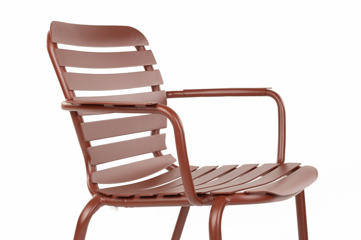 Roter Gartentisch aus Aluminium mit vier passenden Armlehnstühlen, pulverbeschichtete Oberfläche, offenes Gestell-Design für Aussenbereich.