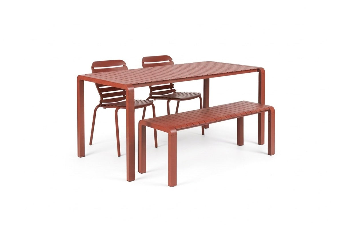 Rotes Gartentischset von Zuiver aus Aluminium: rechteckiger Tisch, zwei Stühle und eine Bank mit offenem, pulverbeschichtetem Gestell.
