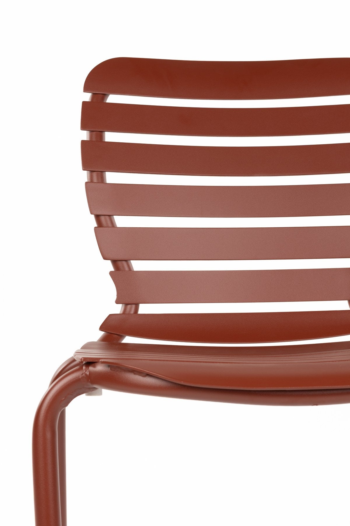 Rotes Gartentischset von Zuiver aus Aluminium: rechteckiger Tisch, zwei Stühle und eine Bank mit offenem, pulverbeschichtetem Gestell.