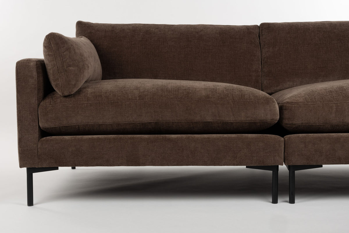 Dunkelbraunes 3er Sofa Summer von Zuiver mit gepolsterter Sitzfläche aus Acetat und Polyester sowie PU-Schaum-Polsterung im Wohnzimmer.