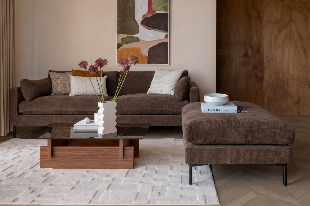 Dunkelbraunes 3er Sofa Summer von Zuiver mit gepolsterter Sitzfläche aus Acetat und Polyester sowie PU-Schaum-Polsterung im Wohnzimmer.
