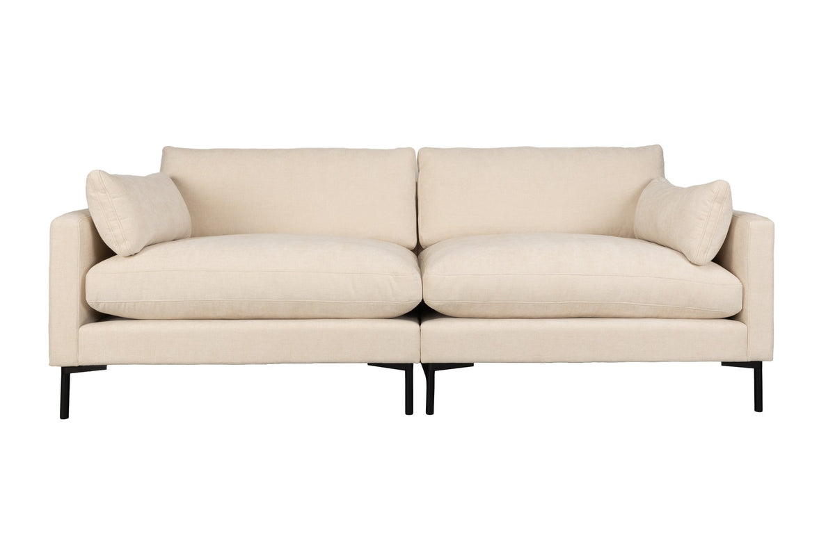 Beige gepolstertes 3-Sitzer Sofa Summer von Zuiver aus Acetat und Polyester mit PU-Schaumfüllung, Frontalansicht im Wohnraum.