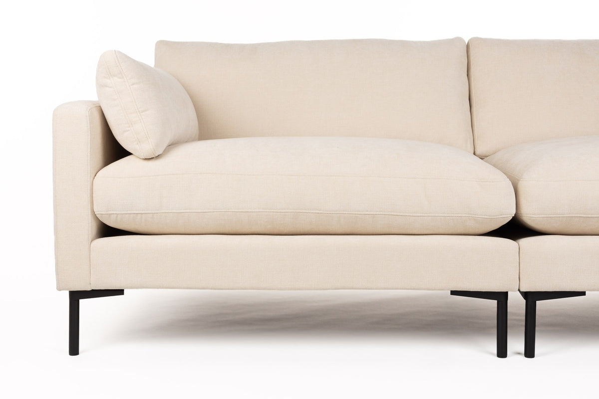 Beige gepolstertes 3-Sitzer Sofa Summer von Zuiver aus Acetat und Polyester mit PU-Schaumfüllung, Frontalansicht im Wohnraum.