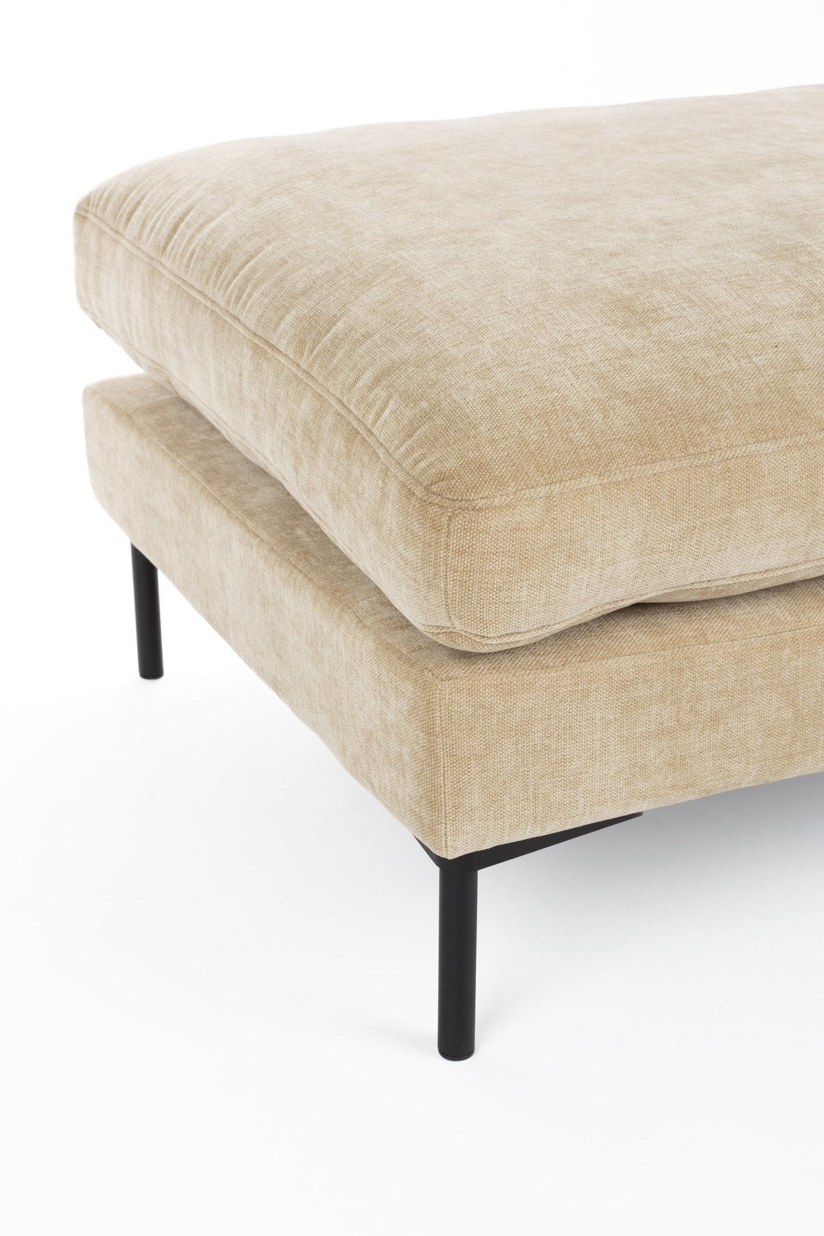 Gepolsterter Hocker Summer Sand von Zuiver in Natur, Sitzfläche aus Acetat und Polyester mit PU-Schaum-Polsterung, für den Innenbereich.