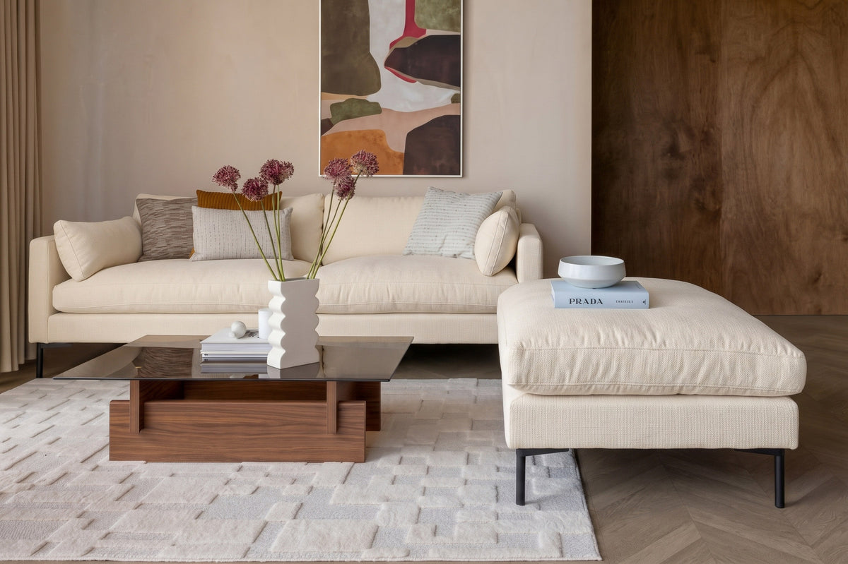 Beiger Hocker Summer von Zuiver mit gepolstertem Sitz aus Acetat und Polyester, PU-Schaum-Füllung und rechteckiger, luftiger Form.