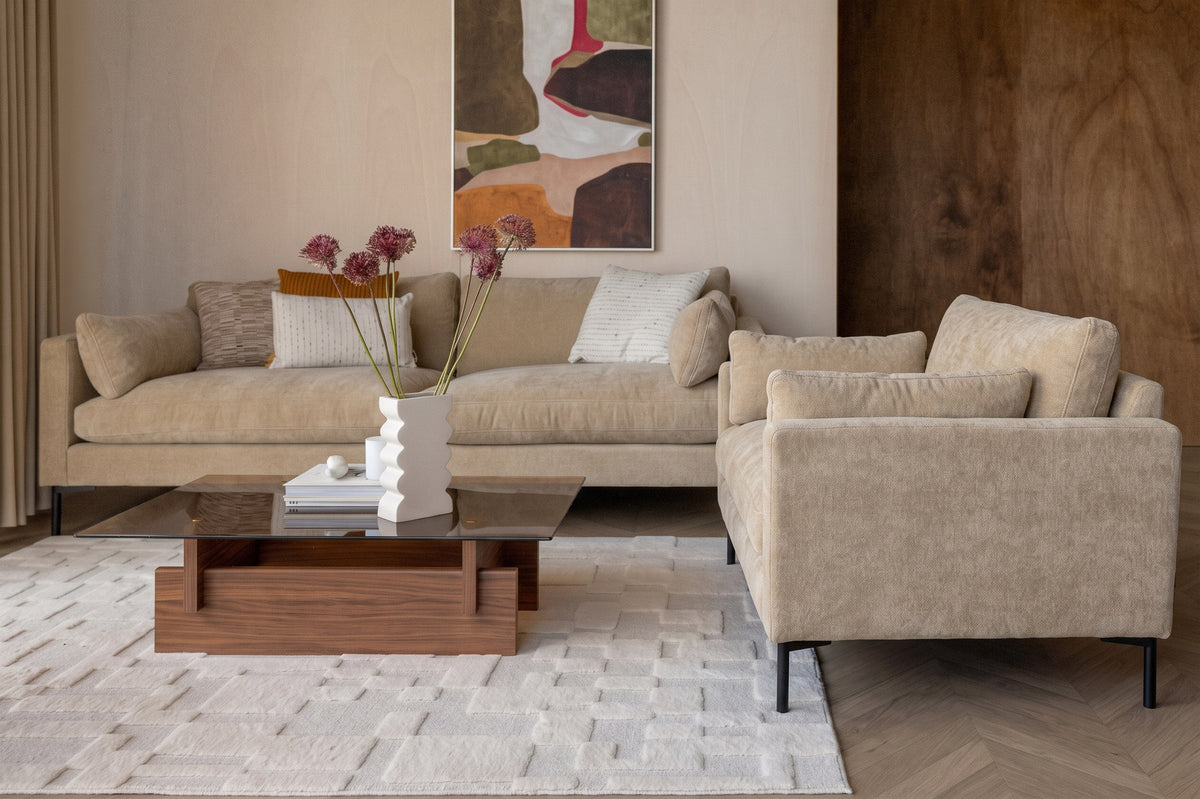 Zweisitzer Sofa Love Seat Summer Sand von Zuiver mit gepolsterter Sitzfläche aus Acetat und Polyester in der Farbe Natur, mit schlanken Beinen.
