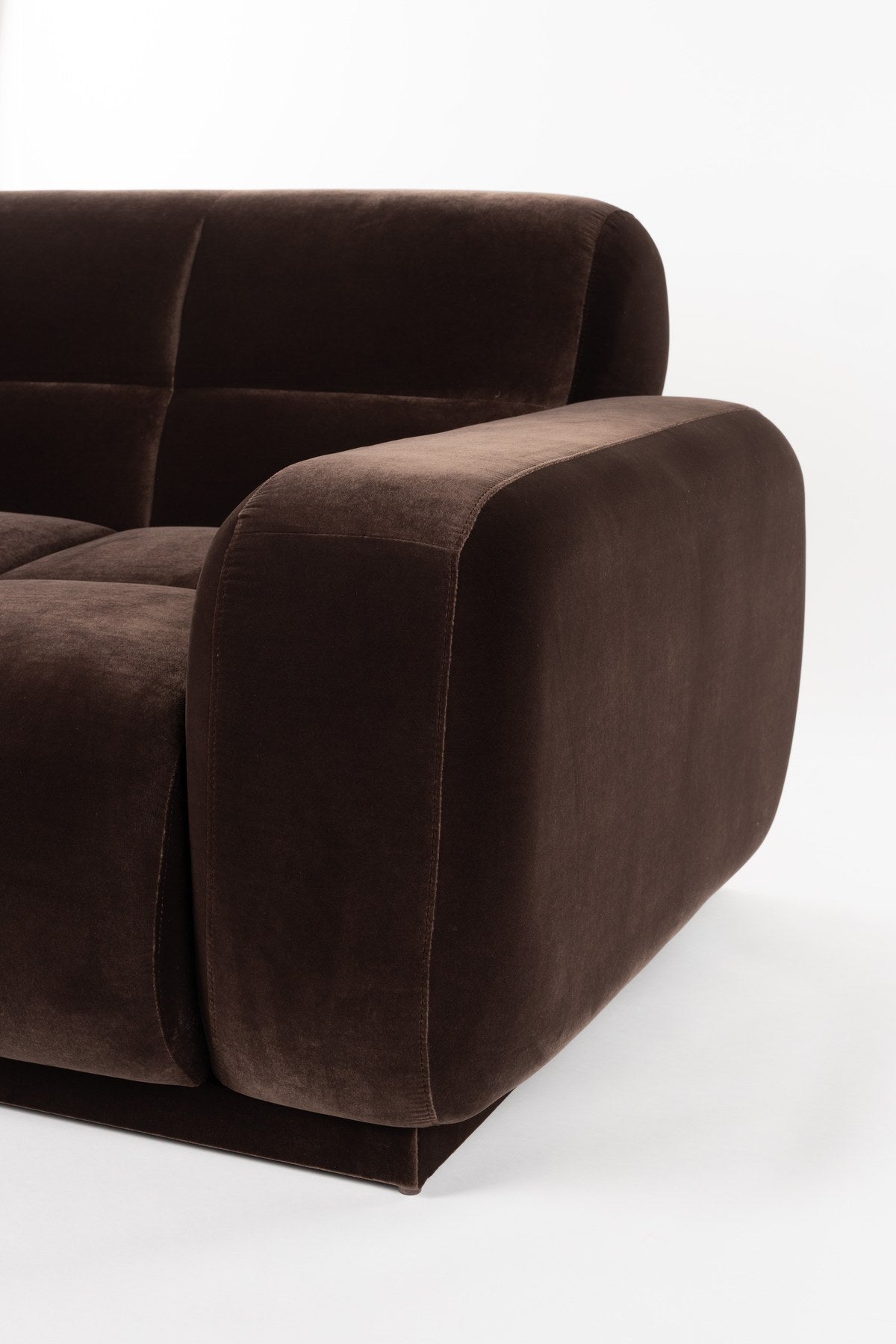 Braunes 5er Sofa Hazel von Zuiver mit Polyesterbezug, Schaumstofffüllung und Rahmen aus Gummibaumholz, weiche Rundungen und breite Sitzfläche.