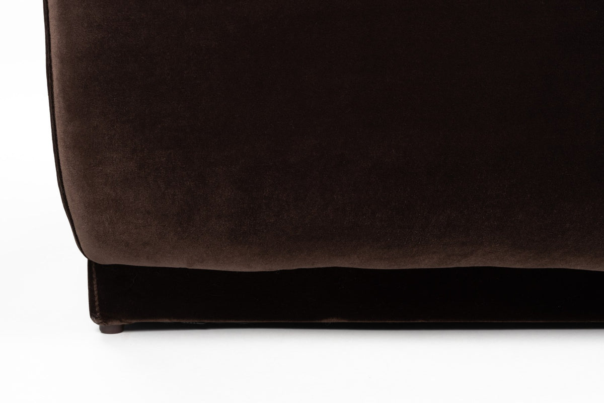 Braunes 5er Sofa Hazel von Zuiver mit Polyesterbezug, Schaumstofffüllung und Rahmen aus Gummibaumholz, weiche Rundungen und breite Sitzfläche.