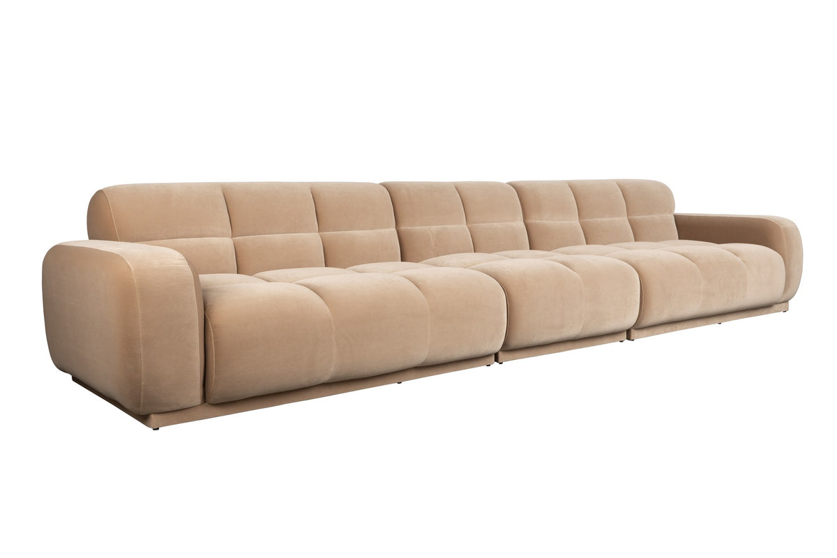 Beiges Polstersofa Hazel von Zuiver mit gerundeten Formen, Sitzfläche aus Polyester, Rahmen aus Gummibaumholz, fotografiert freigestellt.