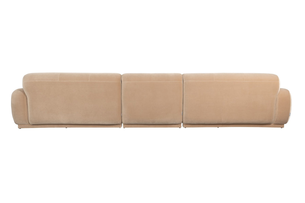 Beiges Polstersofa Hazel von Zuiver mit gerundeten Formen, Sitzfläche aus Polyester, Rahmen aus Gummibaumholz, fotografiert freigestellt.